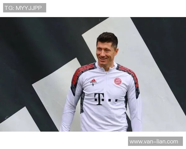 荷兰足球明星戴墨镜展现酷炫风采引发球迷热议与关注